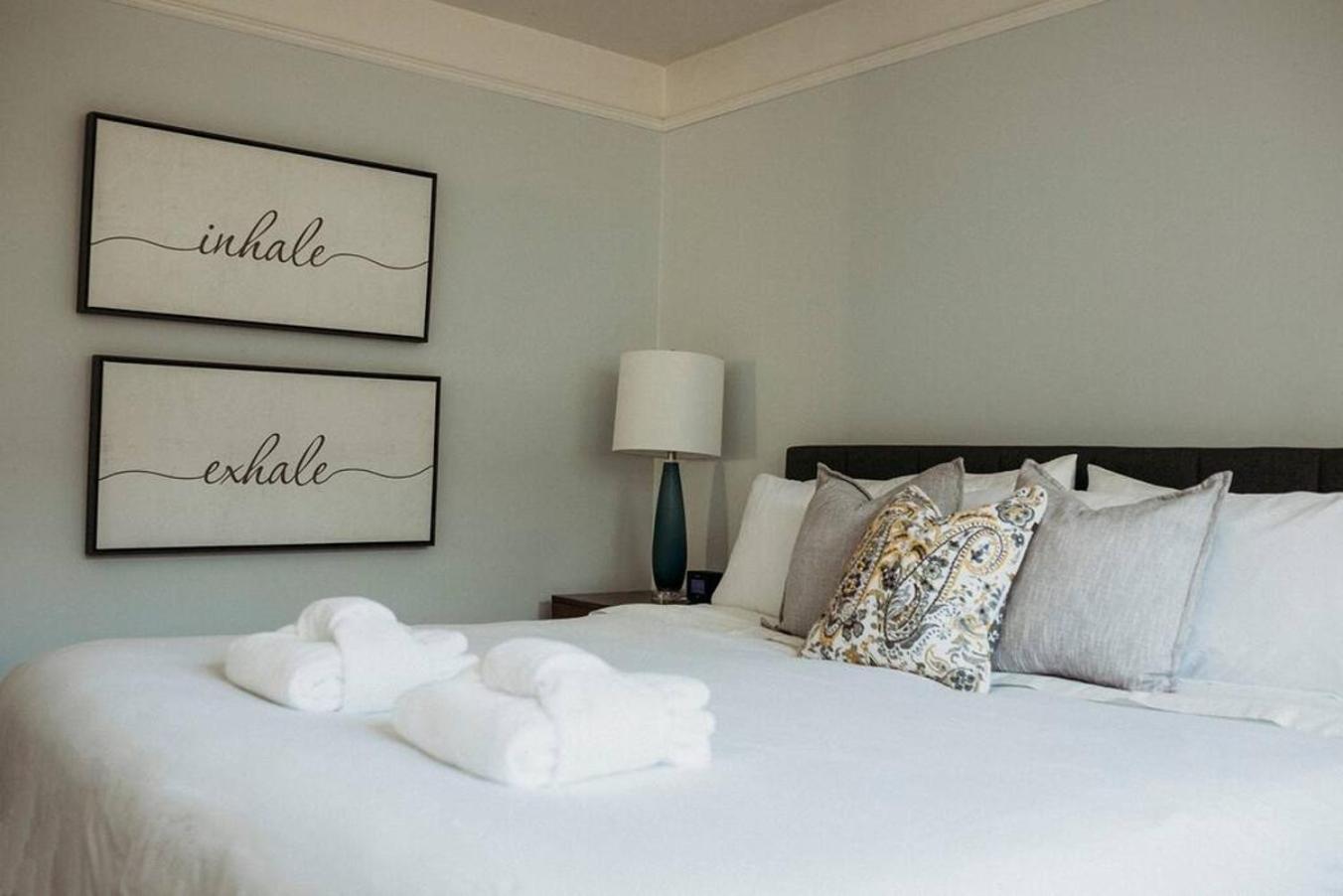 Style Meets Comfort In Beautiful Design Vancouver Ngoại thất bức ảnh